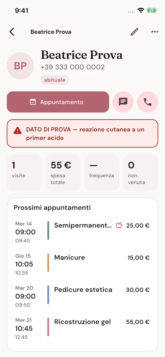 Scheda di una cliente con avvertenze e prossimi appuntamenti